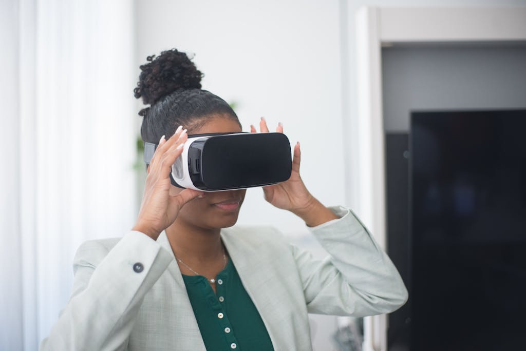 Simbramento A woman wearing VR glasses indoors, exploring virtual reality in a professional environment.